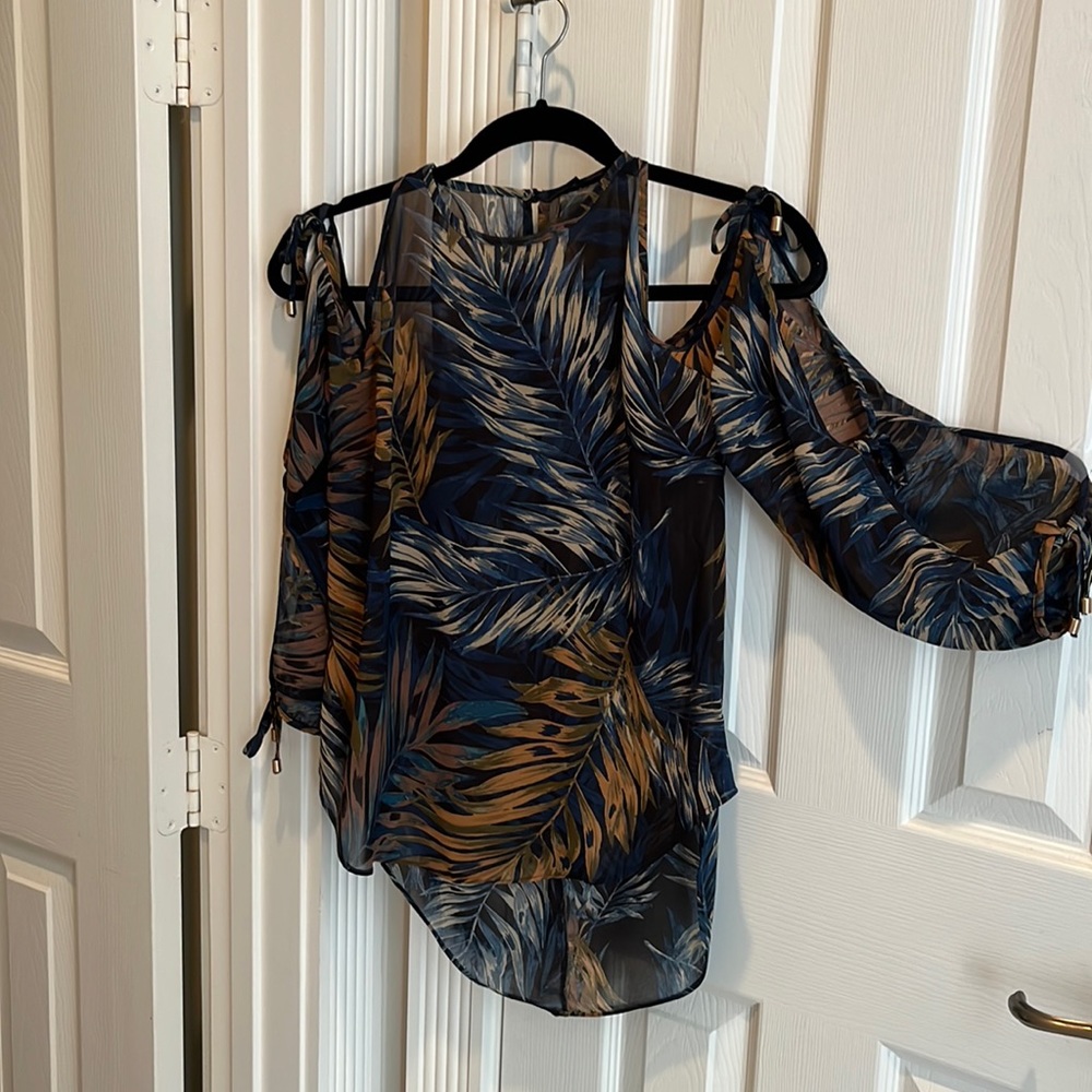 Olivacious serious like new flowy open arm top